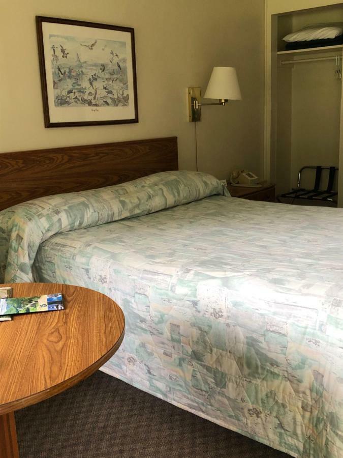 וולסבורו Colton Point Motel מראה חיצוני תמונה